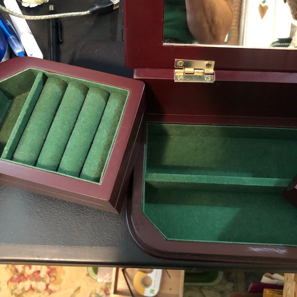 Nice n Compact. Smooth Mahogany finish. Simple design. JEWELRY BOX VINTAGE AVON - Picture 7 of 15